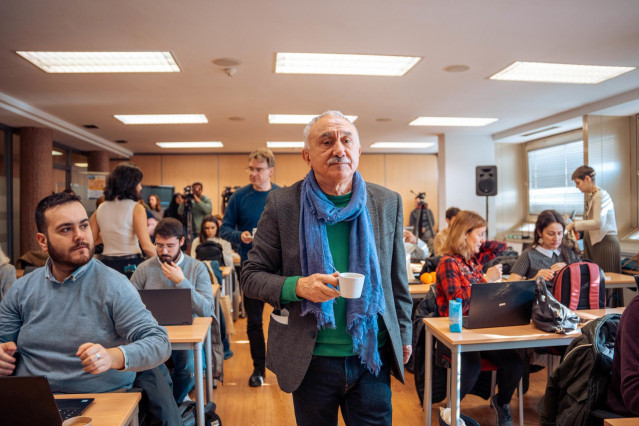 El secretario general de UGT, Pepe Álvarez (d), durante un desayuno informativo, en la sede de la UGT, a 11 de enero de 2024, en Madrid (España). El desayuno ha analizado la situación política, económica y social actual, además de presentar las principale