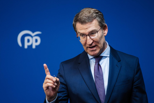 El líder del PP, Alberto Núñez Feijóo, durante una rueda de prensa, en la sede del partido en la calle Génova, a 11 de enero de 2024, en Madrid (España). Durante la comparecencia, Feijóo ha anunciado que realizarán ‘una ofensiva sin cuartel’ contra los ac