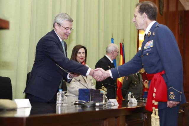 La ministra de Defensa, Margarita Robles, preside el acto de imposición de condecoraciones ucranianas a militares españoles, con el embajador de Ucrania, Serhii Pohoreltsev.