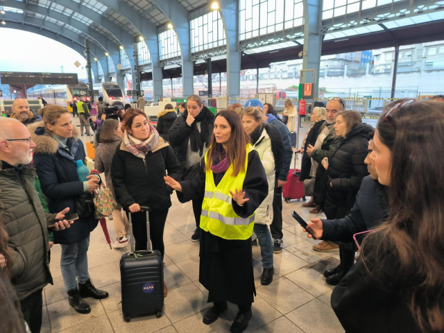 Viajeros en la estación de tren de A Coruña, reciben información tras confirmar que un fallo eléctrico impide la llegada y salida de trenes, a 11 de enero de 2024.