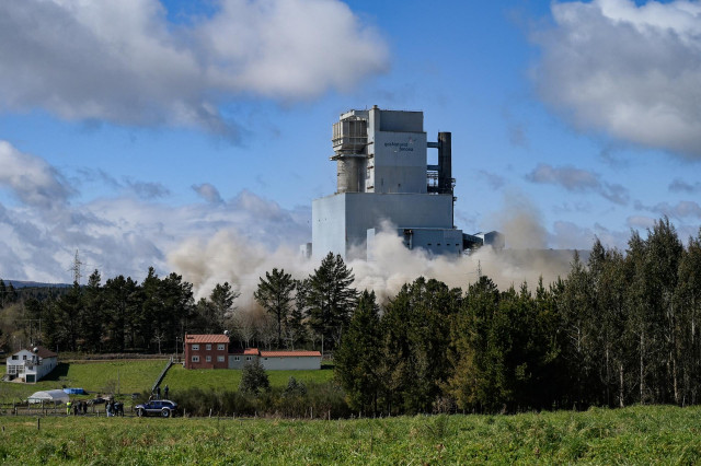 Archivo - Voladura de la chimenea de la central térmica de Meirama