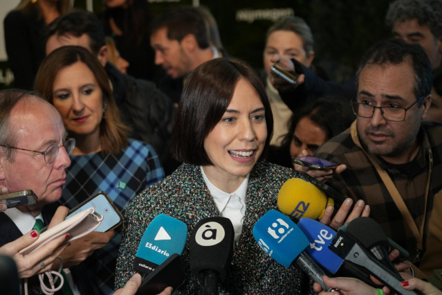 La ministra de Ciencia, Innovación y Universidades, Diana Morant, atiende a los medios antes de participar en la ceremonia de apertura de València Capital Verde Europea 2024