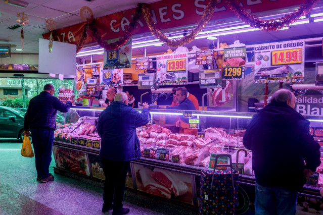 Archivo - Varias personas comprando