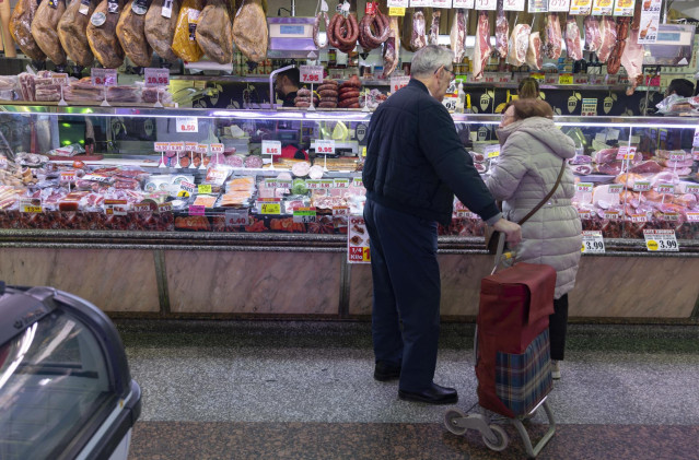 Archivo - Una pareja comprando en una charcutería