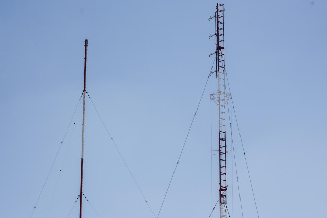 Archivo - Imagen de antenas de telefonía en la ciudad de Madrid.