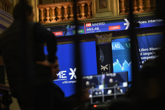 Un panel del Ibex 35, en el Palacio de la Bolsa, a 9 de enero de 2024, en Madrid (España).