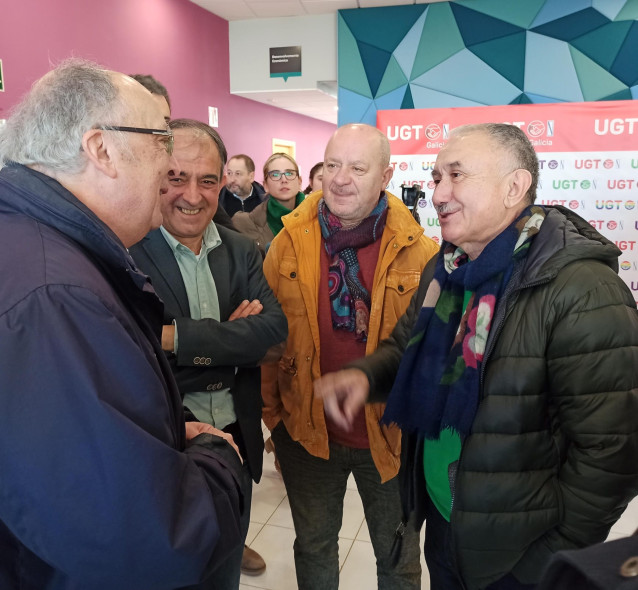 El secretario general de UGT, Pepe Álvarez, saluda al expresidente socialista Fernando González Laxe