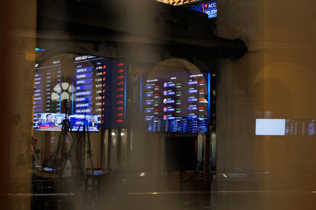 Un panel muestra Grifols en el Palacio de la Bolsa, a 11 de enero de 2024, en Madrid (España).