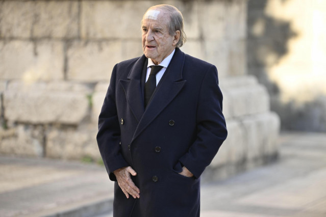 Archivo - El periodista José María García llega al funeral del expresidente de Telefónica, César Alierta, en la Iglesia de Santiago el Mayor, a 12 de enero de 2024, en Zaragoza, Aragón (España).