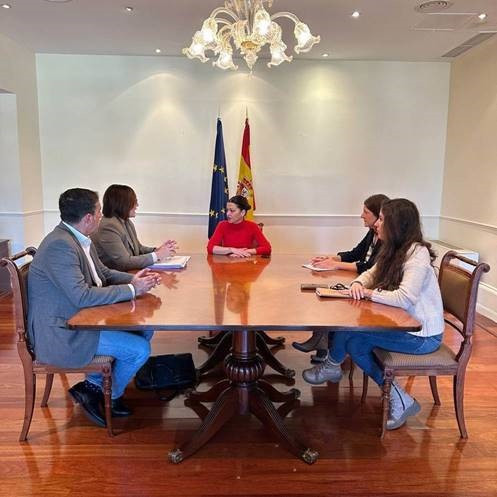 La ministra de Infancia, Sira Rego, en un encuentro que ha mantenido con con la consejera canaria del área