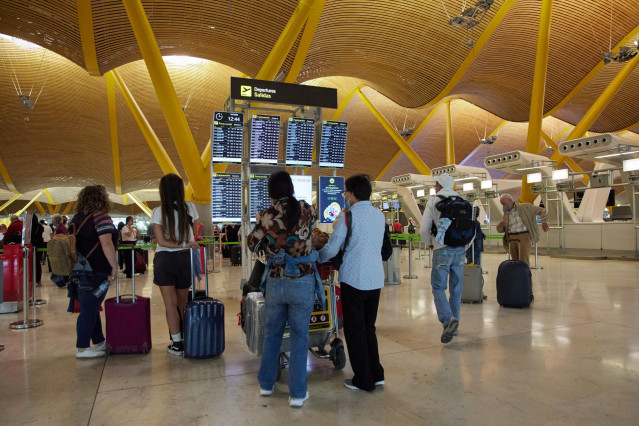 Archivo - Pasajeros en la zona de facturación de la Terminal 4 del aeropuerto en el día que se inaugura la nueva Terminal de Autobuses de la T4 en el Aeropuerto Adolfo Suárez Madrid- Barajas, a 14 de octubre de 2022, en Madrid (España).