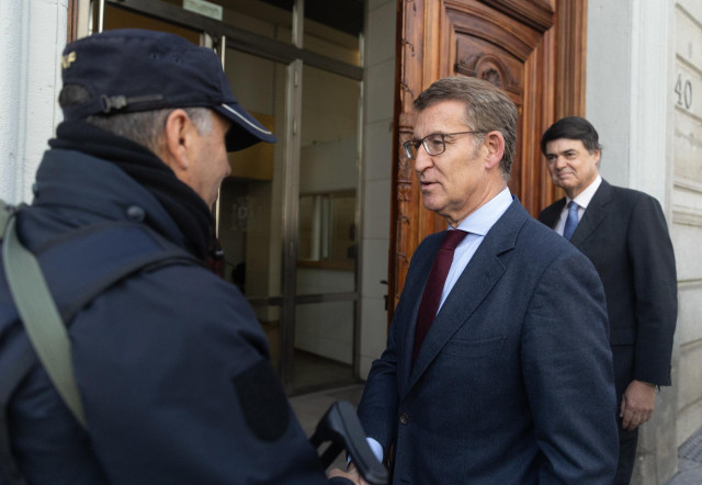 Archivo - El presidente del PP, Alberto Núñez Feijóo, saluda a un policía nacional en el Congreso de los Diputados, a 8 de noviembre de 2023, en Madrid (España).