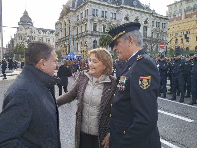Delia Losa, en el centro, saluda al alcalde de Oviedo acompañada del Jefe Superior de la Policía Nacional en Asturias.
