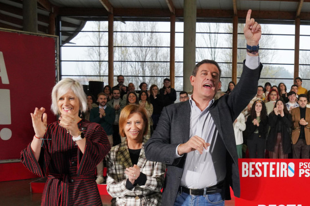 Archivo - (I-D) La cabeza de lista del PSdeG por la provincia de A Coruña, Patricia Iglesias, la cabeza de lista del PSdeG por la provincia de Pontevedra, Elena Espinosa, y el candidato del PSdeG a la presidencia de la Xunta, Xosé Ramón Gómez Besteiro, du