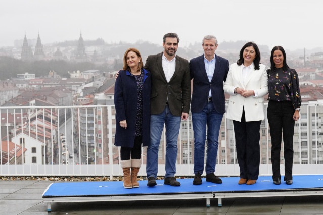 (I-D) La conselleira de Promoción do Emprego e Igualdade y candidata del PPdeG por Ourense, Elena Rivo, el vicepresidente primero del Gobierno gallego, líder provincial de los populares coruñeses y candidato del PPdeG por A Coruña, Diego Calvo, el preside