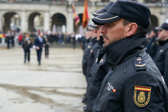 Varios agentes durante la celebración del bicentenario de la Policía Nacional, en la Plaza de España, a 13 de enero de 2024, en Vitoria-Gasteiz, Álava, País Vasco (España).
