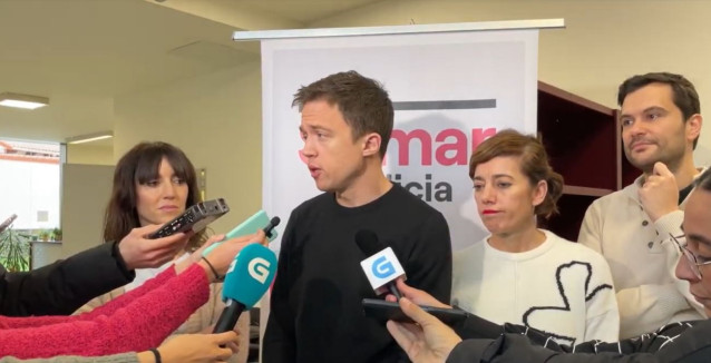 El diputado en el Congreso de Sumar, Íñigo Errejón, atiende a los medios de comunicación junto a la candidata de Sumar Galicia a la presidencia de la Xunta, Marta Lois.