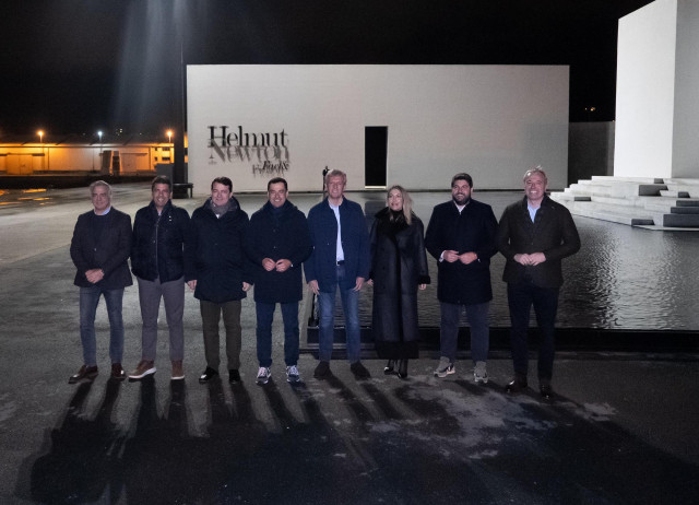 El presidente del PPdeG, Alfonso Rueda, y líderes autonómicos del PP visitan la muestra de Helmut Newton