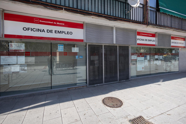 Archivo - Fachada de una oficina de empleo