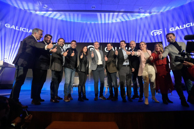 El presidente del PPdeG, Alfonso Rueda, junto a lideres autonómicos del partido en un acto en A Coruña