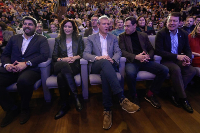 (I-D) El presidente de la Región de Murcia, Fernando López Miras, la presidenta de la Comunidad de Madrid, Isabel Díaz Ayuso, el presidente de la Xunta, presidente del PPdeG y candidato a la reelección, Alfonso Rueda, el presidente de la Junta de Andalucí