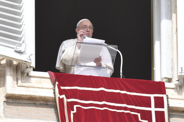 Archivo - El Papa Francisco durante el ángelus del domingo 23 de octubre de 2022.