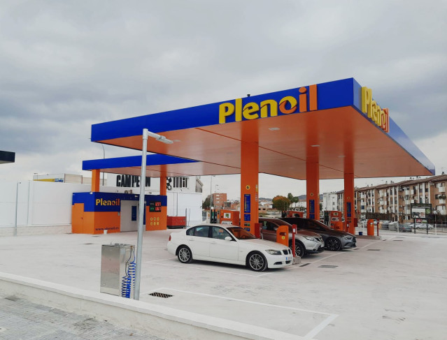 Archivo - Una gasolinera 'low cost' de Plenoil