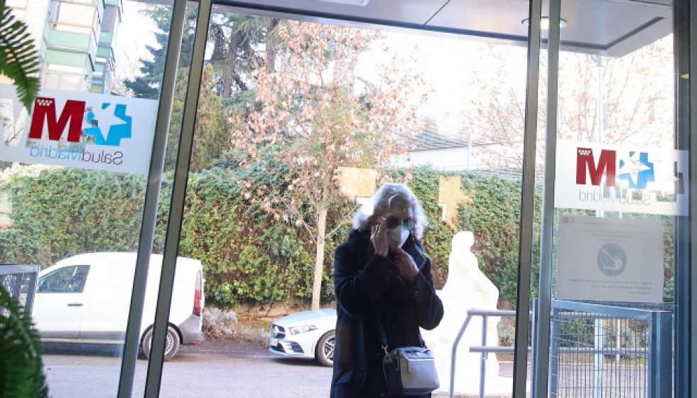 EuropaPress 5680760 mujer entra mascarilla centro salud isla oza 11 enero 2024 madrid espana