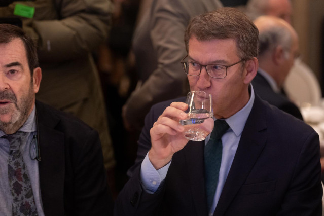 E l presidente del Partido Popular, Alberto Núñez Feijóo, durante un desayuno informativo del Fórum Europa, en el Hotel Mandarin Oriental Ritz, a 15 de enero de 2024, en Madrid (España).