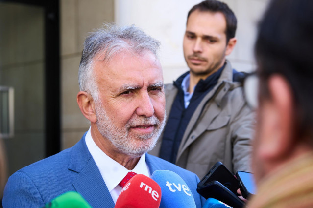 Archivo - El ministro de Política Territorial, Ángel Víctor Torres, atiende a los medios de comunicación durante la toma de posesión de la nueva delegada del Gobierno en Cantabria, Eugenia Gómez de Diego, en el paraninfo de la Universidad de Cantabria, a