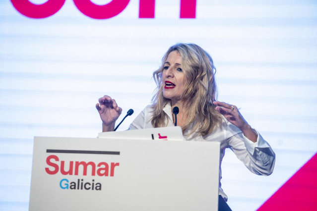 La vicepresidenta segunda, Yolanda Díaz, interviene durante la puesta de largo de la candidata de Sumar Galicia, Marta Lois, en el Auditorio Mar de Vigo, a 12 de enero de 2024, en Vigo, Pontevedra, Galicia (España).