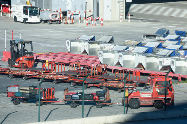 Trabajadores durante la huelga del handling de Iberia convocada por UGT y CCOO en Barajas.
