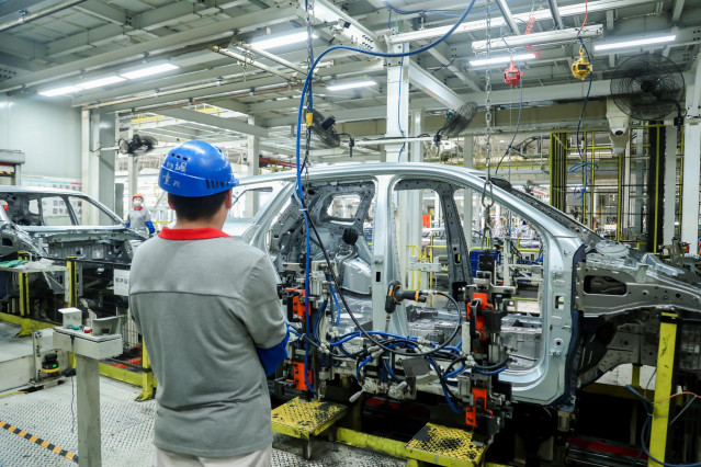 Un trabajador en una fábrica de coches Chery en China.