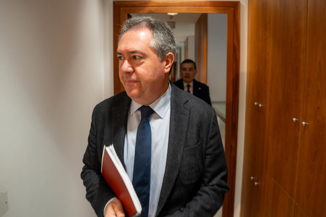 El secretario general del PSOE-A y presidente del Grupo Socialista en el Parlamento, Juan Espadas, antes de la  presentación del último balance realizado por el Observatorio Económico y Social de Andalucía, a 15 de enero del 2023 en Sevilla (Andalucía, Es