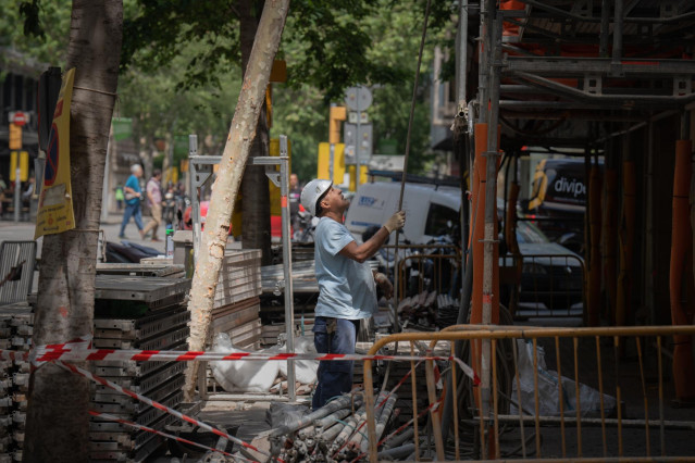 Archivo - Un obrero durante la construcción de una obra, a 10 de mayo de 2023, en Barcelona