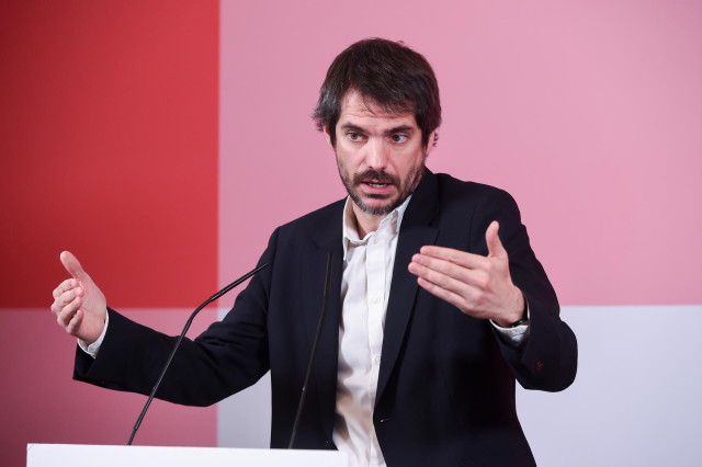 El portavoz de Sumar, Ernest Urtasun, ofrece una rueda de prensa, en el Espacio Rastro, a 15 de enero de 2024, en Madrid (España).