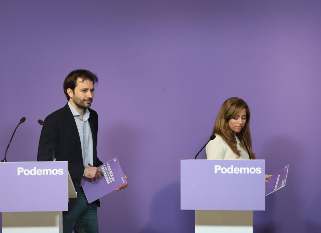 El secretario de horizonte republicano, profundización democrática y portavoz adjunto de Podemos, Javier Sánchez Serna, y la secretaria de discurso, acción institucional y portavoz adjunta de Podemos, María Teresa Pérez, ofrecen una rueda de prensa, en la