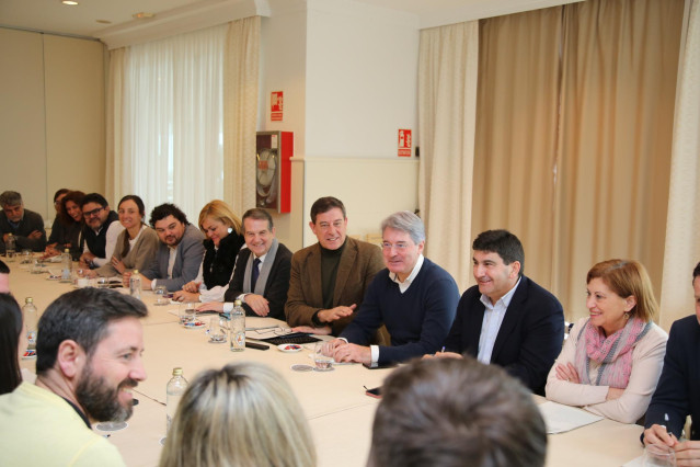El candidato del PSdeG a la Presidencia de la Xunta, José Ramón Gómez Besteiro, se reúne con alcaldes socialistas para abordar el vertido de los pélets