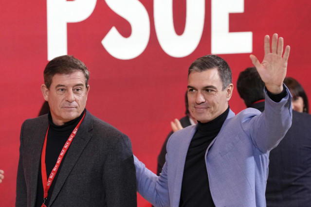 El diputado del PSOE y candidato a las primarias del PSdeG para elegir el candidato a la Xunta, Xosé Ramón Gómez Besteiro (i), y el secretario general del PSOE y presidente del Gobierno, Pedro Sánchez (d), durante la inauguración de la Convención Política