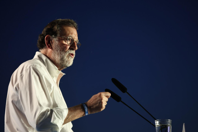 Archivo - El expresidente del Gobierno Mariano Rajoy, durante su intervención en el acto de cierre de campaña del PSOE a 21 de julio del 2023 en Sevilla (Andalucía, España).