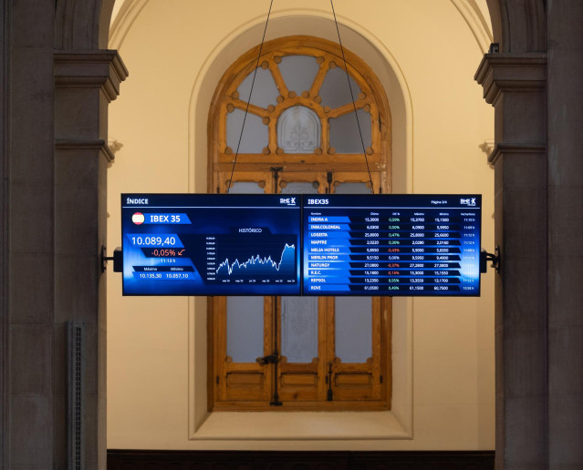 Un panel del Ibex 35, en el Palacio de la Bolsa de Madrid, a 15 de enero de 2024, en Madrid (España).