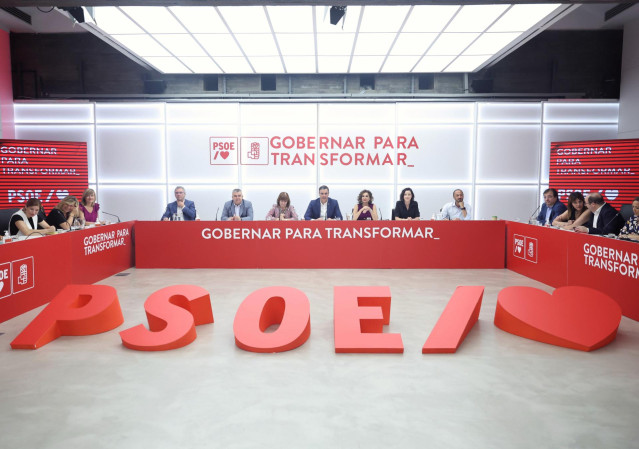 Archivo - (I-D) El secretario de Organización del partido socialista, Santos Cerdán; la presidenta del PSOE, Cristina Narbona; el presidente del Gobierno, Pedro Sánchez; la número dos del partido, María Jesús Montero.