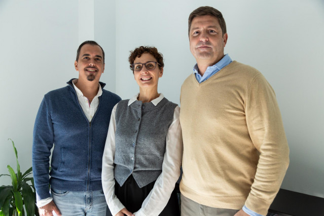 Johan Sosa y Lula de León (cofundadores Leemons) y Mark Kavelaars (Swanlaab) .