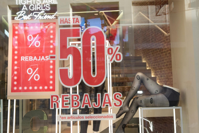 Un escaparate con un cartel anunciando los descuentos de las rebajas