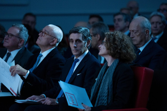 Archivo - (I-D) El presidente de la escuela UPF School of Management, Jaume Casals; El presidente ejecutivo de Telefónica, José María Álvarez-Pallete y La rectora de UPF, Laia de Nadal, durante la ceremonia de entrega del Premio Empresario del Año 2022, e