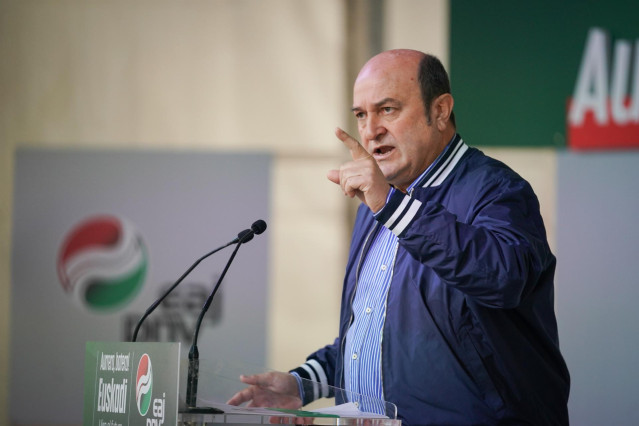 Archivo - El presidente del EBB del PNV, Andoni Ortuzar, en un mitin en Llodio (Álava)