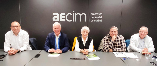 Firma del acuerdo entre Astrave y Uneca. Nacho Pérez, vicepresidente de Astrave, el presidente, Javier Navarro; y por parte de Uneca está la presidenta, Enriqueta Garrido, además de Carlos Martí, presidente de Gescomer y Antonio Orantes, presidente Acoam.