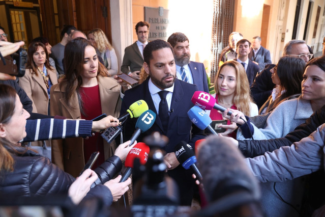 El secretario general de Vox, Ignacio Garriga, atiende a los medios en Palma.