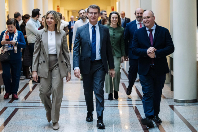 El presidente del Partido Popular, Alberto Núñez Feijóo (c), junto al portavoz del PP en el Congreso, Miguel Tellado (d) y la portavoz del PP en el Senado, Alicia García (i), durante la reunión de los grupos parlamentarios del PP del Congreso y del Senado