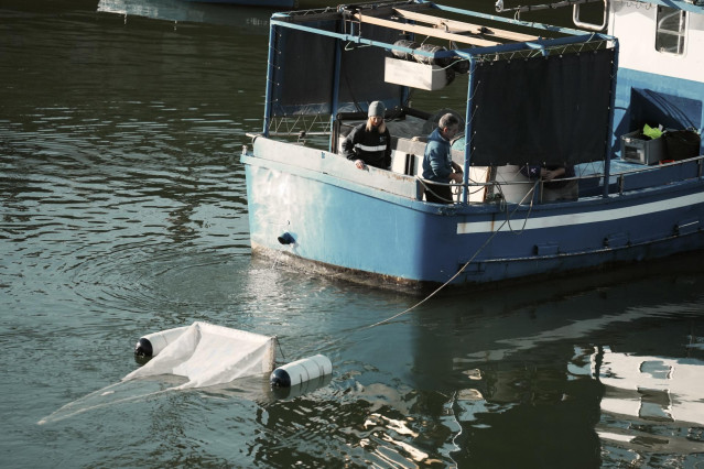 Archivo - El barco 'Rokillo' participa en la búsqueda de pélets en el puerto de Santurtzi (Bizkaia)